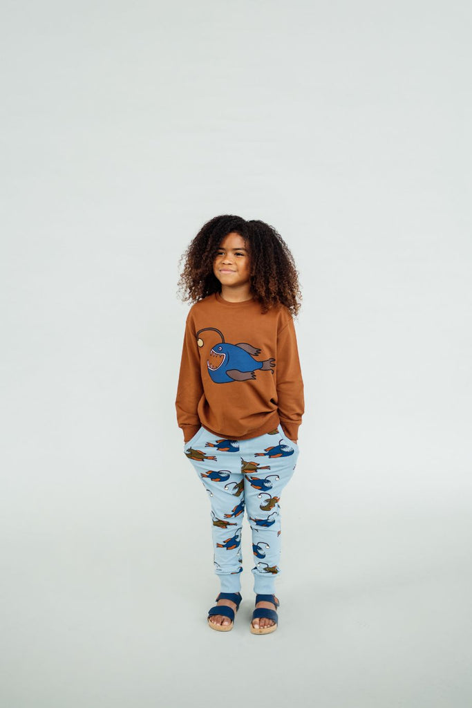 The organic cotton anglerfish joggers from the By the Sea collection are must-have for every kid's wardrobe, comfortable and soft for everyday wear. The By the Sea collection takes us to explore the beaches and seas near and far. The breathable and organic cotton anglerfish joggers will make you feel comfortable while having fun with family and friends. 