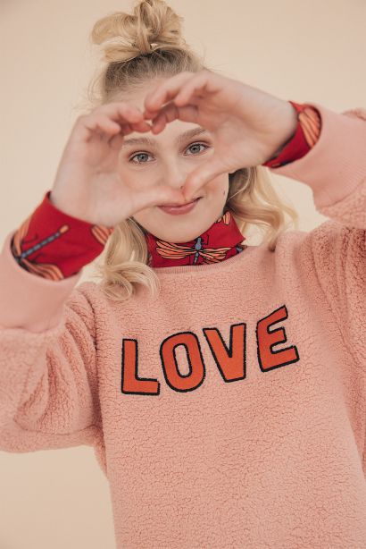 The extra soft and warm teddy jumper is a must-have for every girl's wardrobe, comfortable and soft for everyday wear. The sweater is in pink colour with big LOVE wording on the front and a round neck, made by CarlijnQ. We are in LOVE with this sweater! This sweater is really warm and soft to wear because of the teddy fabric. The softest and cuddliest jumpers for every girl.
