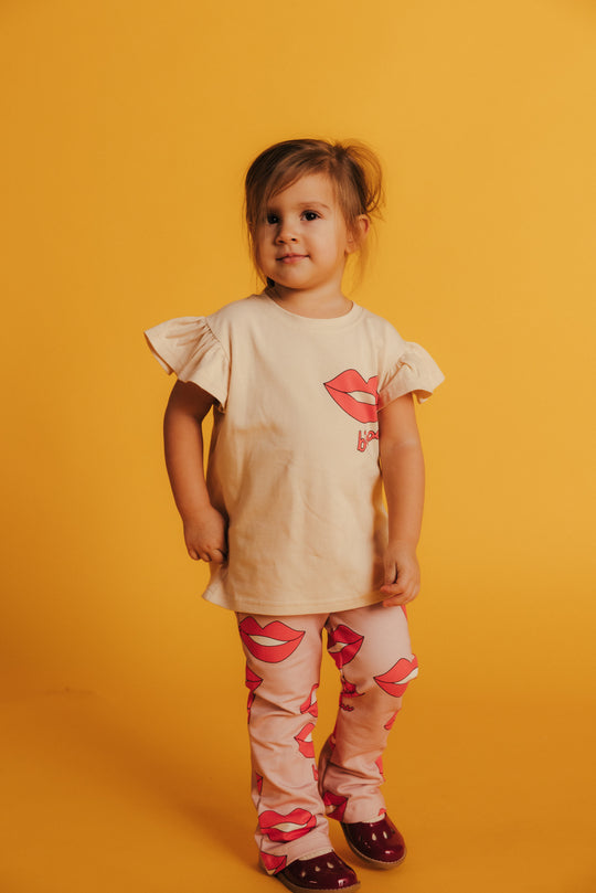 The organic cotton pink leggings are in pink colour with a fun bisou print. The organic cotton pink legging flares will make you feel comfortable while having fun. This product is made of organic cotton (GOTS). Our fabrics are soft but durable, without harmful chemicals. The best Pink leggings for stylish girls.