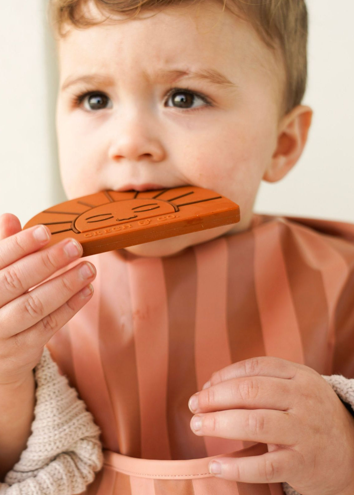 Grech & Co. easy-to-clean and store pink bib. Bib with pocket and water-resistant recycled oeko tex material. Practical and stylish sustainable baby pink bib.