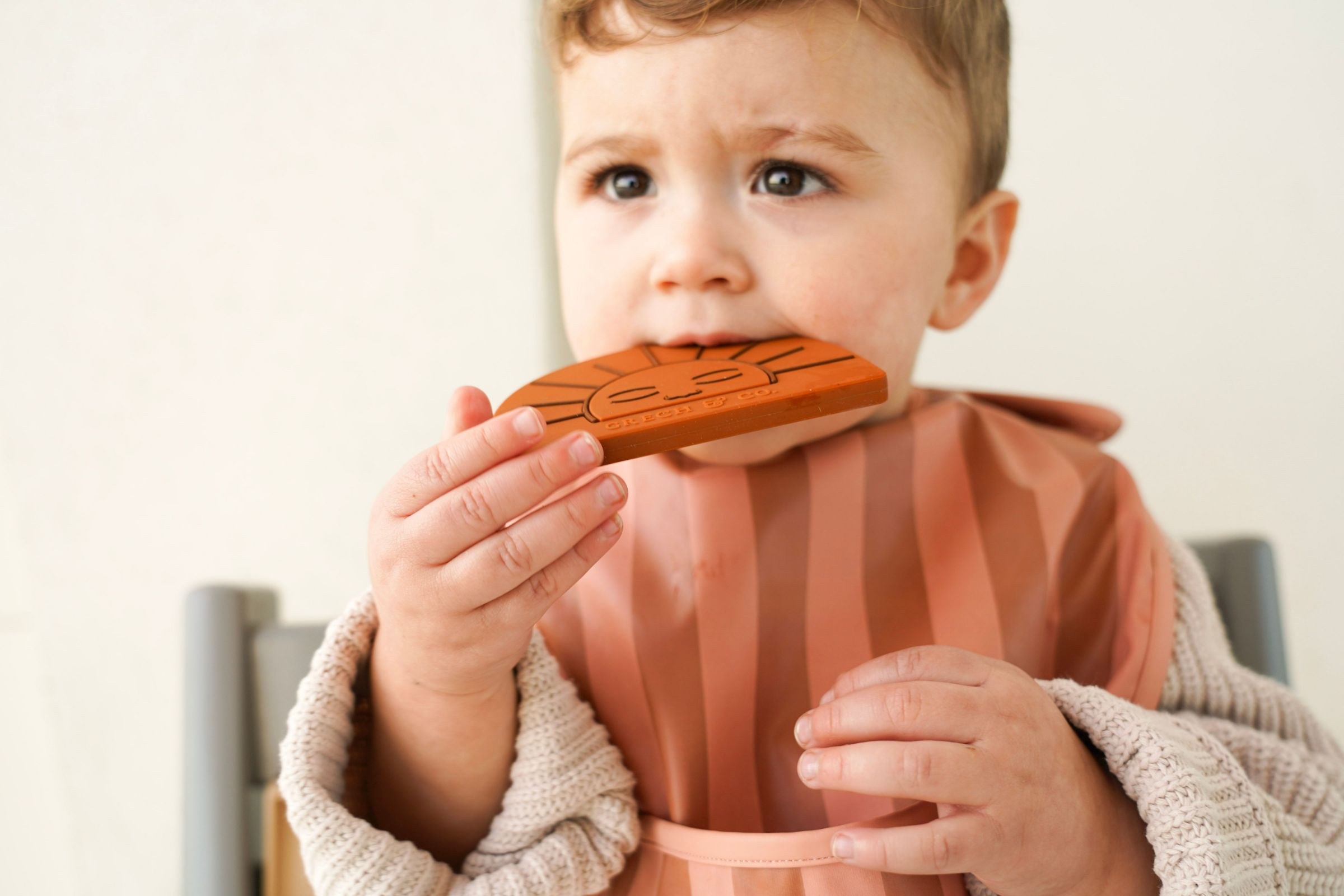 Grech & Co. easy-to-clean and store pink bib. Bib with pocket and water-resistant recycled oeko tex material. Practical and stylish sustainable baby pink bib.