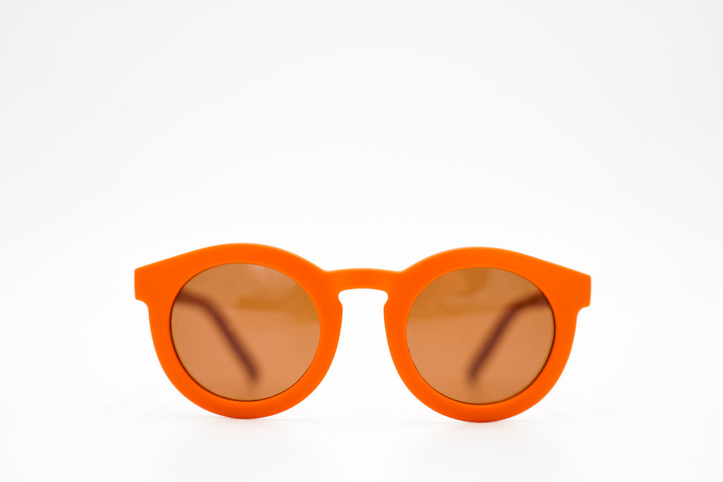 The new sustainable sunglasses in orange colour by Grech & Co is featured in an eco-friendly/non-toxic break-resistant material. Sustainable sunnies are the conscious choice for kids’ sunglasses with polarised lenses and UV400 protection from the sun. Stylish and sustainable kids and baby sunglasses by MiliMilu. 