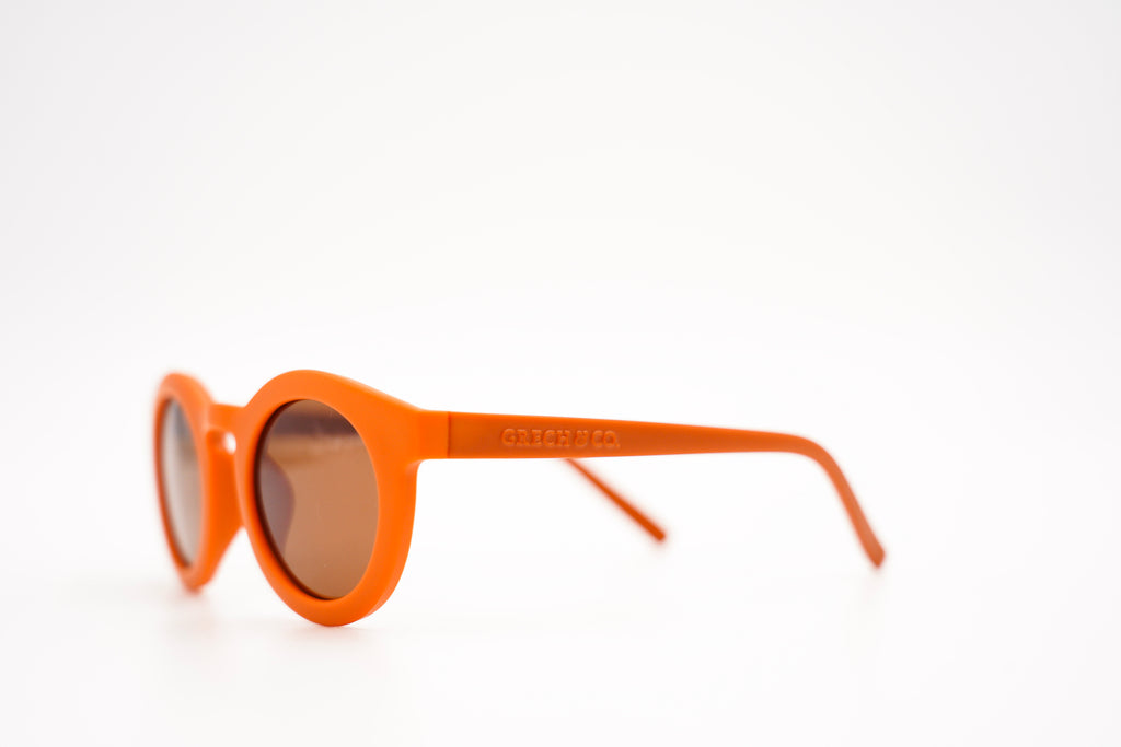 The new sustainable sunglasses in orange colour by Grech & Co is featured in an eco-friendly/non-toxic break-resistant material. Sustainable sunnies are the conscious choice for kids’ sunglasses with polarised lenses and UV400 protection from the sun. Stylish and sustainable kids and baby sunglasses by MiliMilu.