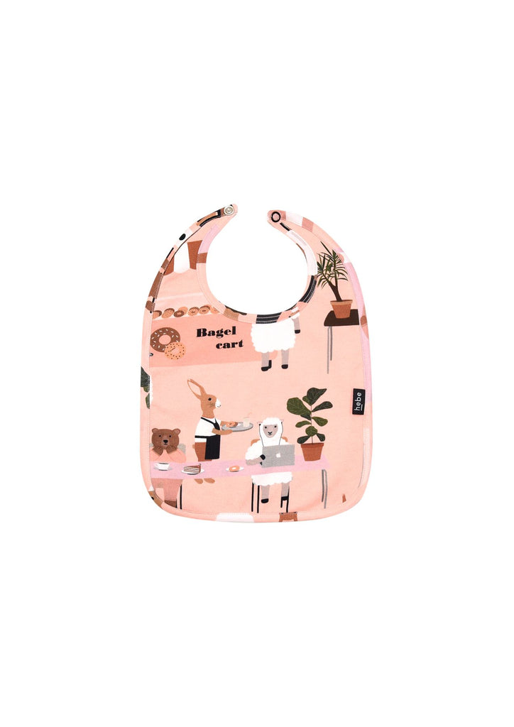  The fashionable pink baby bib from New York is Always a Good Idea collection is a must-have baby bib; girly, stylish and comfortable in a pink base with a fun city print on it, made for our princesses. Breathable and comfortable to wear every day. Made with extra soft and light organic cotton by Hebe. 