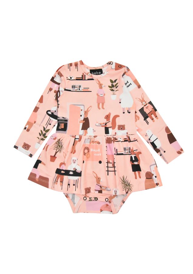 The fashionable pink long sleeve girl's body dress is a must-have baby dress this season; girly, stylish and comfortable. Made with extra soft and light organic cotton. MiliMilu offers organic cotton baby clothing online in Hong Kong and Singapore. The best selection of stylish baby clothing and baby presents online.