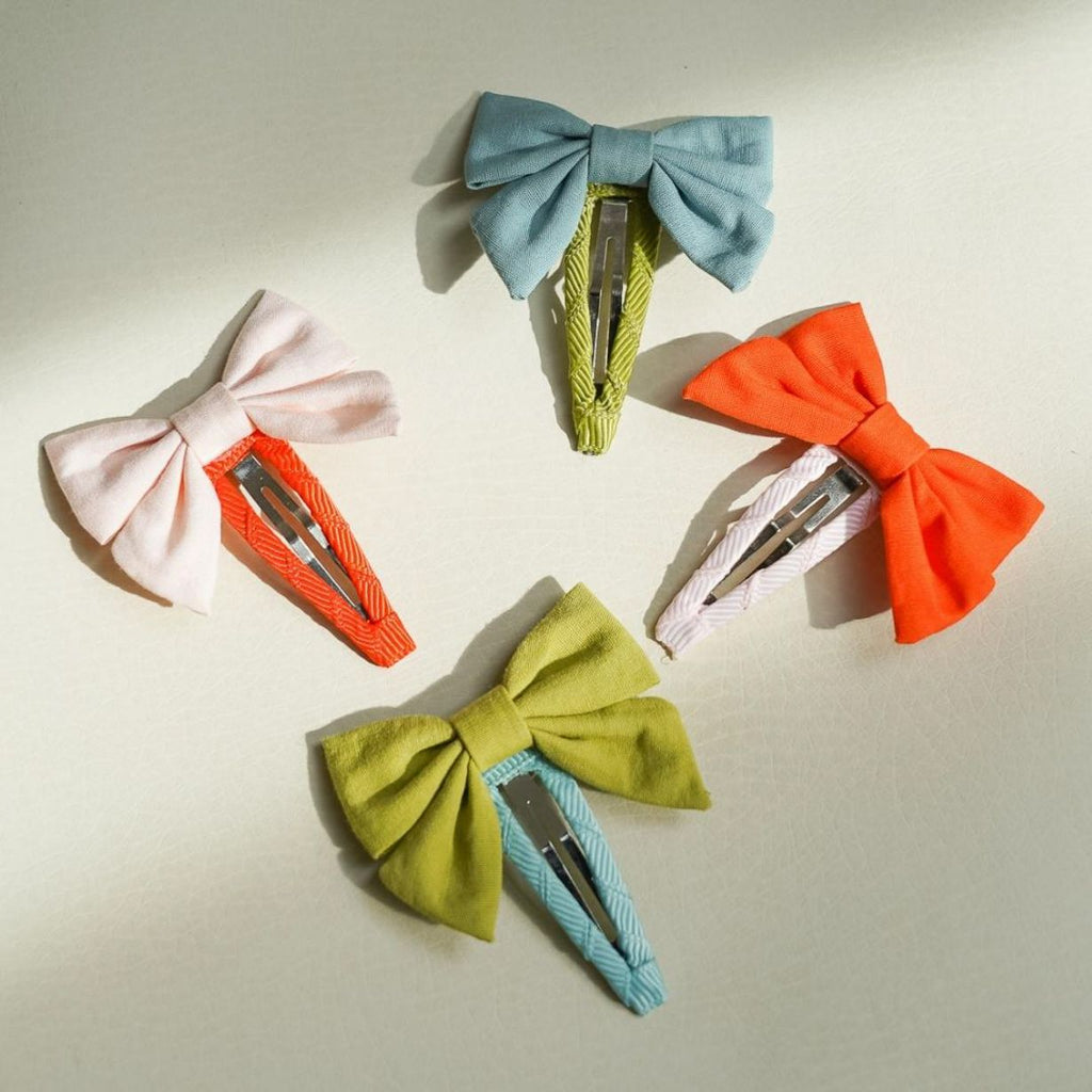 The beautiful bow hair clips in blue and green colour, offer a gentle statement to any outfit. The snap clip is very gentle to the hair with a strong grip; they come in a set and are made with organic cotton by Grech & Co. Shop online bow hairclips for girls, sustainable kids' hair accessories for stylish girls.