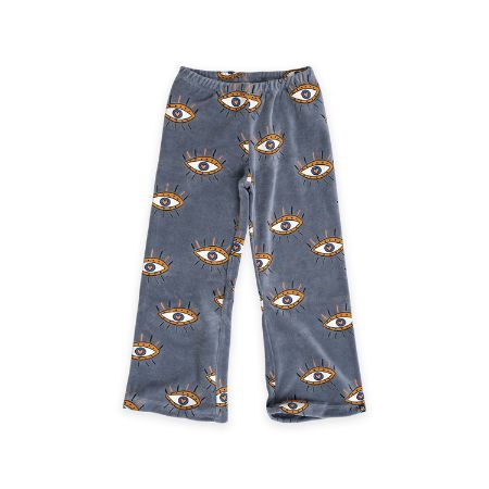 The organic cotton legging is flared and with heart eyes print. Made with organic velvet these flare girl's leggings are comfortable, breathable and soft by CarlijnQ. The most stylish girls leggings, leggings with cool prints. MiliMilu offers sustainable fashion for kids and teens from organic cotton.