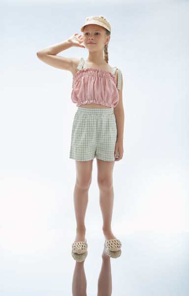 The organic cotton kids' shorts with green tea checks come with front pleats and side pockets.  The organic cotton kids' sorts are breathable, lightweight and the best for summer and holidays. Shop stylish and comfortable kid's shorts and sustainable kids' clothing online at MiliMilu in Hong Kong and Singapore.