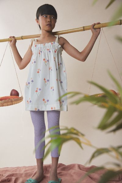 The organic cotton girl dress Basa with tulip print is breathable and lightweight, with drawstring straps. It is made from organic cotton (GOTS) by Jellymade. The organic cotton girl dress is flowy and made with high-quality fabrics—shop girls' dresses and clothing online at MiliMilu in Hong Kong and Singapore.
