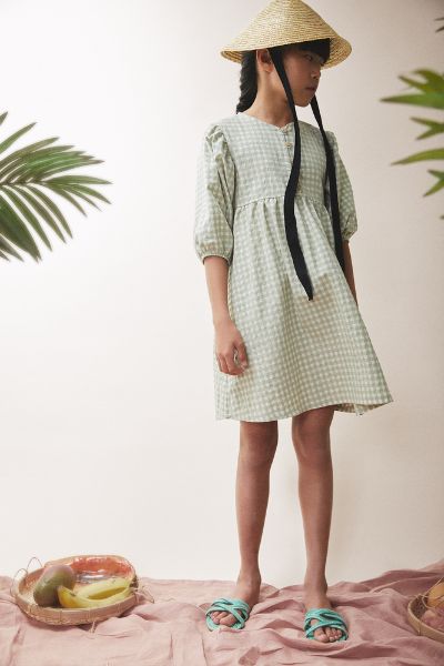 The organic cotton Corie girl's dress with tea green checks from the Floating collection is breathable and lightweight, super versatile for any occasion with puff sleeves and wooden buttons. It is made from organic cotton and "Global Recycled Standard" certificated polyester by Jellymade. The organic cotton Corie girl's dress has timeless style and the best quality. 