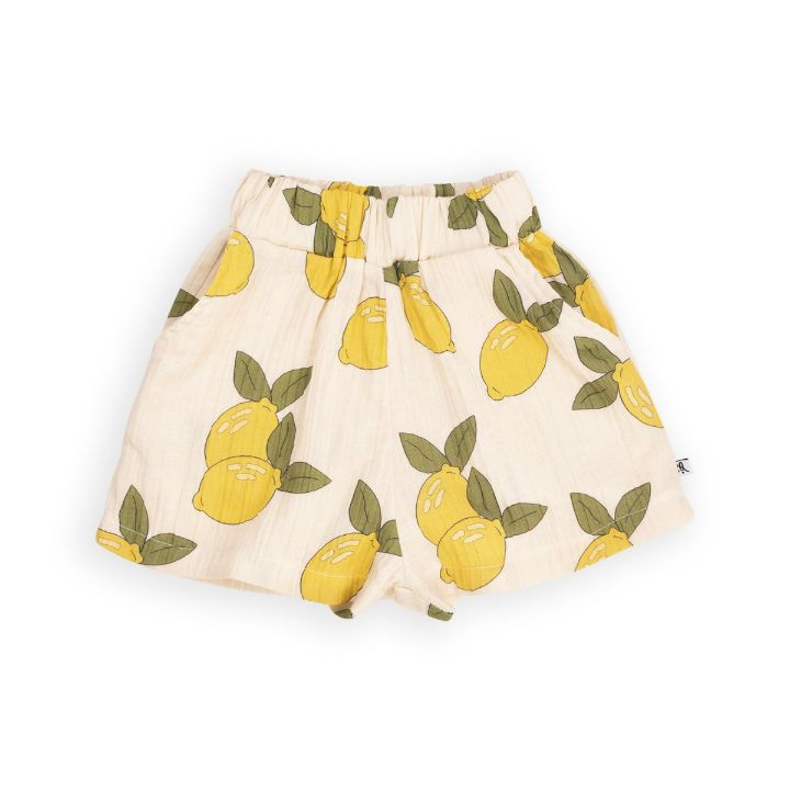 The breathable lemon shorts are made with lightweight organic muslin, comfortable and soft for everyday wear. The Lemon shorts are in sand colour with an all-over lemon print and adjustable, made with breathable organic muslin cotton by CarlijnQ. Sustainable and practical kids clothing for cool kids. Best kid's present.