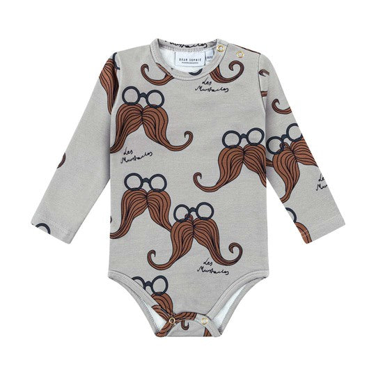  The organic and breathable cotton Moustache bodysuit is must-have for every baby' boy's wardrobe, comfortable and soft for everyday wear. This bodysuit is made with organic cotton by Dear Sophie. Fabric is made of soft organic cotton yarn. Such cotton is more delicate and perfect for little allergy sufferers. This product is made of organic cotton (GOTS) from a trusted European supplier. 
