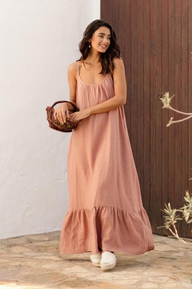 The women's maxi linen dress Mahe is a breathable linen dress in rose colour in a relaxed, loose fit with pockets. It is sustainable, breathable, lightweight, and effortlessly stylish and will become one of your wardrobe staples. Milimilu offers women's linen dresses online in Hong Kong and Singapore.