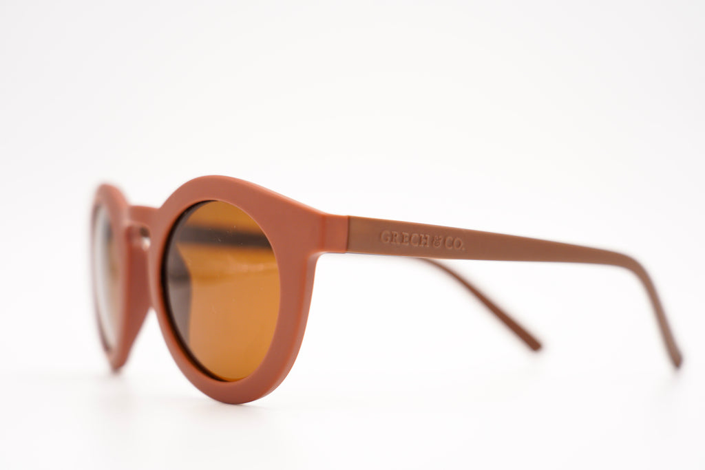 The new sustainable kid's sunglasses by Grech & Co in mallow colour are eco-friendly/non-toxic break-resistant material. Sustainable kids sunglasses from Grech & Co are the conscious choice for kids’ sunglasses with polarised lenses and with UV400 protection from the sun. MiliMilu offers baby and kids sunglasses. 