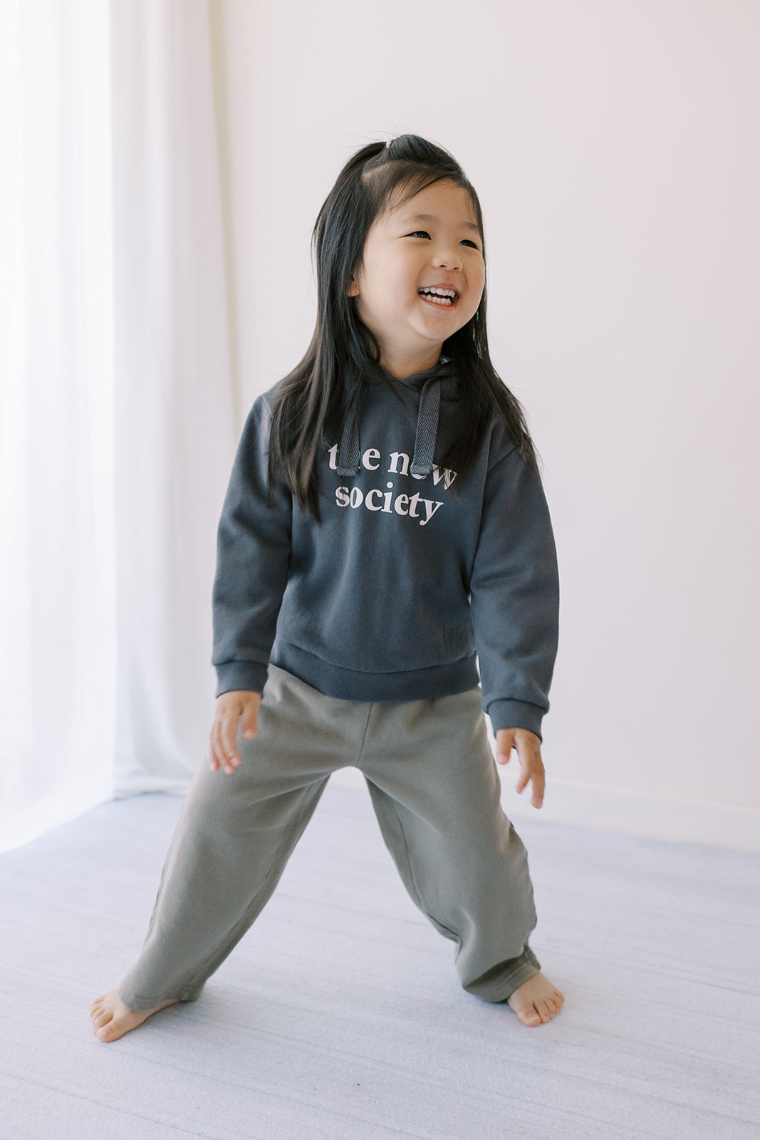The organic cotton kids pants from the Art of Being Aware collection is a basic must have and comfortable to wear every day this season. Made with organic cotton in khaki colour. Unisex pants for girls and boys for winter, winter pants for kids. 