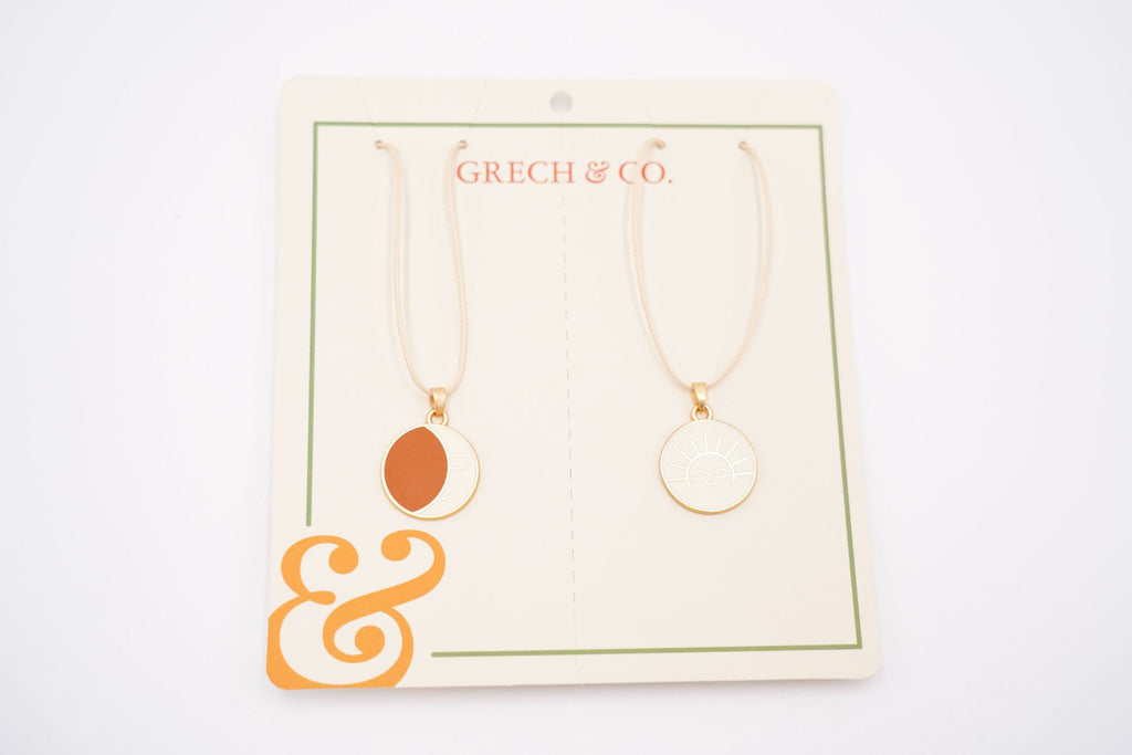 The friendship necklace set Sun and Moon for girls is a stylish necklace made from eco materials by Grech&Co online in Hong Kong and Singapore. Lightweight and stylish to wear daily, the perfect girl's gift or kid leaving present. MiliMilu offers sustainable kids' jewellery online in Hong Kong and Singapore.