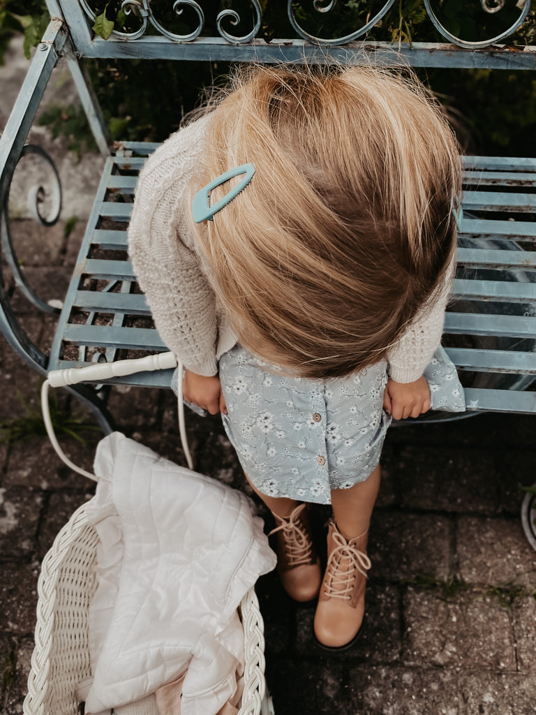 Shop the coolest and most stylish sustainable hair clips for girls online in light blue colour in Hong Kong and Singapore. Grech&Co These clips also make a perfect set for Mommy&Me or match it with our other sustainable girl's hair accessories or sustainable kids' sunglasses.