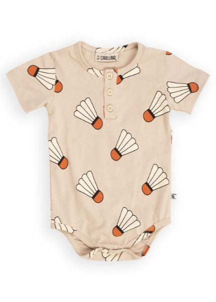 Organic cotton baby body with shuttle is breathable and stylish baby body. MiliMilu Lifestyle offers sustainable baby clothing from organic cotton.