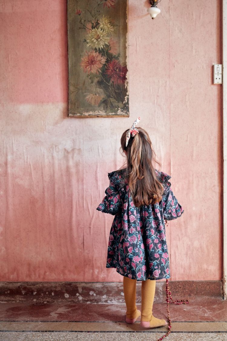 Dress Lara charcoal wildflowers, side view showing lace details and flowy silhouette.