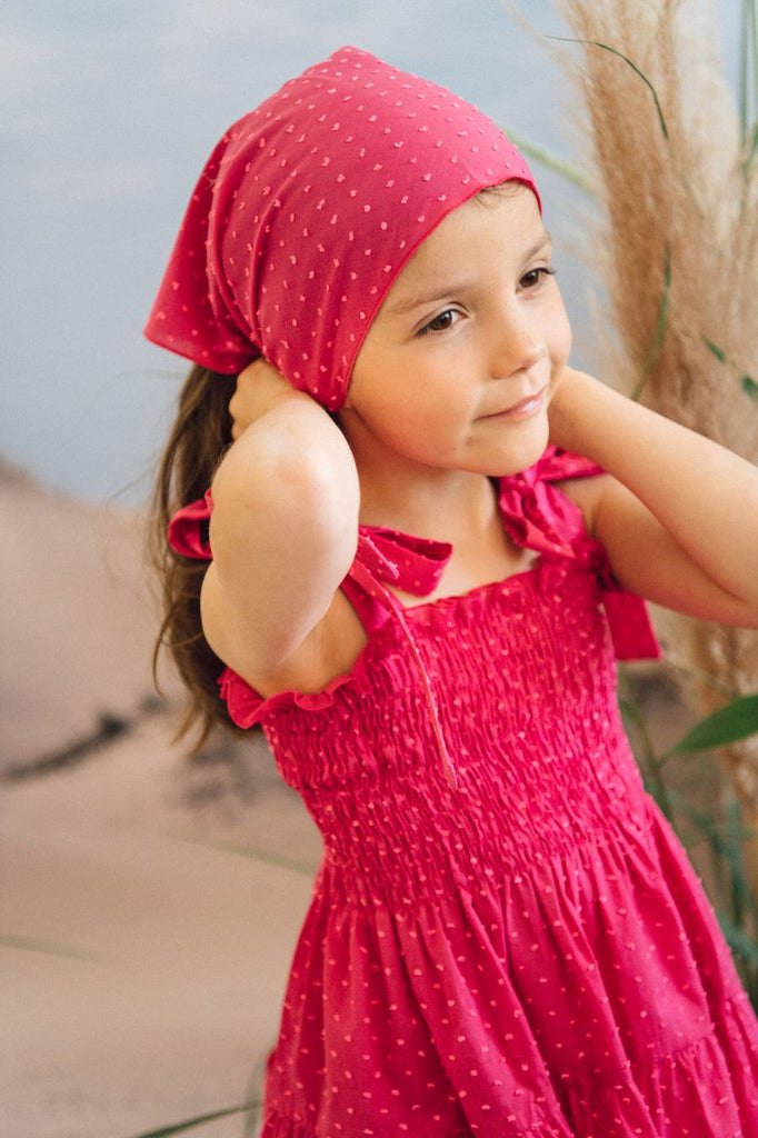 The dotted pink headscarf for girls is made from breathable, lightweight organic cotton. Very light organic cotton with harmful chemicals (Oeko-tex certificate). Perfect sun protection and adds to the style. Shop sustainable girls' clothing and accessories online at Milimilu in Hong Kong and Singapore.