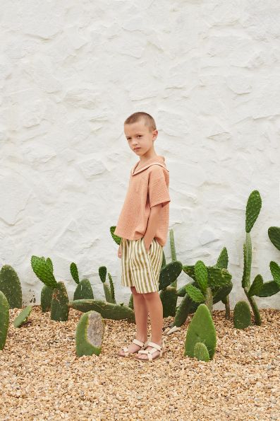 The breathable and organic muslin boy shirt in toast colour is comfortable, allergy-friendly and very breathable. The shirt is made with 100% organic cotton muslin in Portugal by Liilu. Mini-me styles are available for Mommy and Son fashion for days out! MiliMilu offers sustainable clothing for kids, teens and babies.