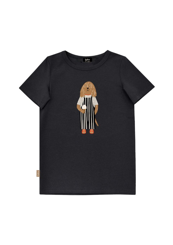 A breathable, organic cotton kids' t-shirt in dark grey color with dig print is comfortable and stylish from kids to teen sizes. The best T-shirts and tops for kids. Mini Me t-shirts and whole family matching t-shirts are available. Shop kids and teen t-shirts online at MiliMilu in Hong Kong and Singapore.