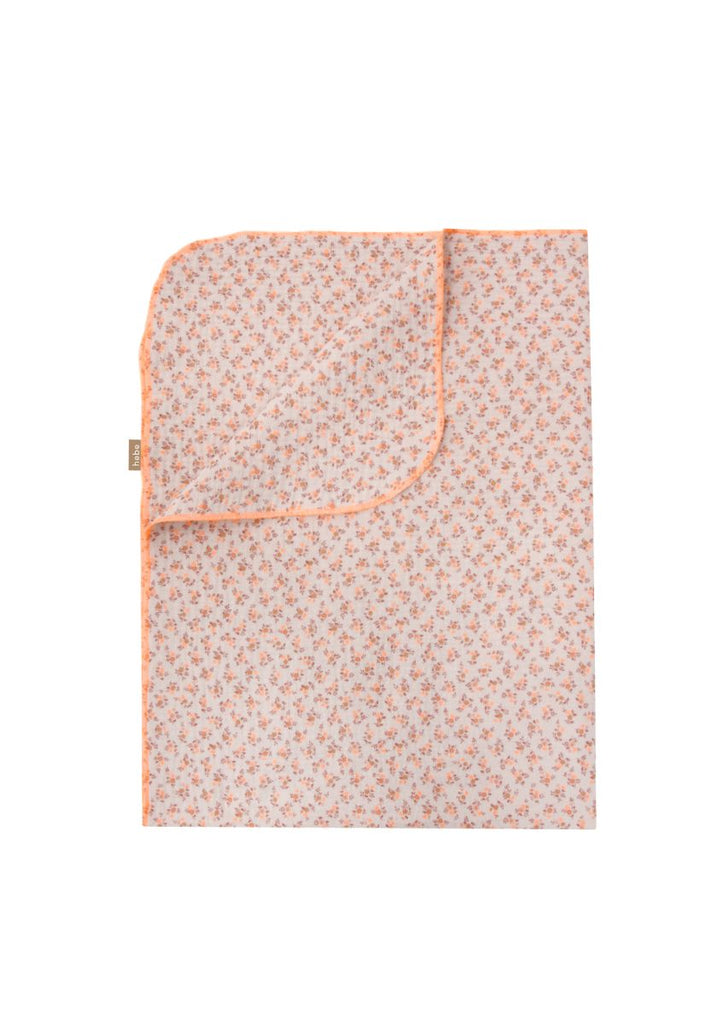 The breathable organic muslin baby blanket with a small floral print is the most adorable and soft blanket to touch and with no nasties in there. The soft and breathable organic muslin blanket is the perfect gift for a baby and a newborn baby. Milimilu offers sustainable baby clothing from organic cotton in Hong Kong.