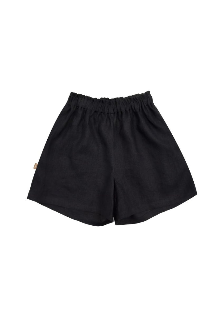 Get comfortable and stylish with sustainable black linen women's shorts with pockets from MiliMilu. Shop conveniently online in Hong Kong and Singapore. Make them a staple in your wardrobe today, made from high-quality European linen to last and become part of your wardrobe staple. 