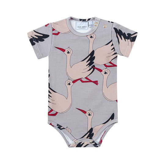 Shop an organic cotton baby body with Stork print online in Hong Kong and Singapore. The baby's body is lightweight and soft for everyday wear. Fabric is made of soft organic cotton yarn it is more delicate and perfect for babies with allergies, eczema and sensitive skin. MiliMilu offers sustainable baby clothing.