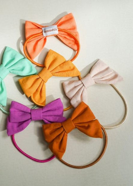 Sustainable bow hair ties in blush bloom by Grech&Col! Shop sustainable girls hair accesories at MiliMilu Lifestyle and best kids gifts online.