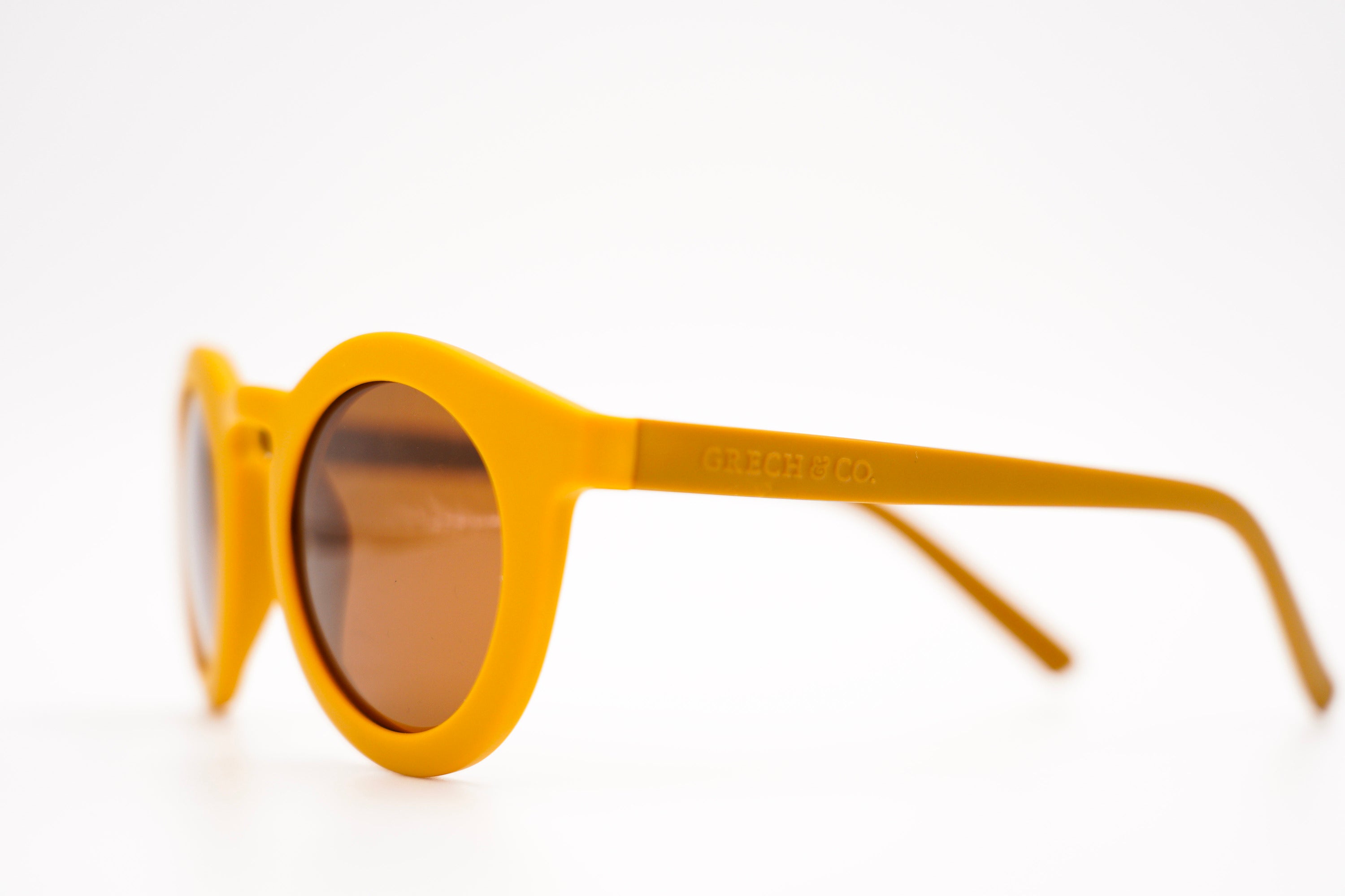 Shop sustainable baby sunglasses with sun protection in wheat ( yellow!) colour now online in Hong Kong and Singapore. The Grech & Co sustainable baby sunglasses are made of an eco-friendly/non-toxic break-resistant material with polarised lenses and UV400 protection from the sun, also very stylish baby sunglasses. 