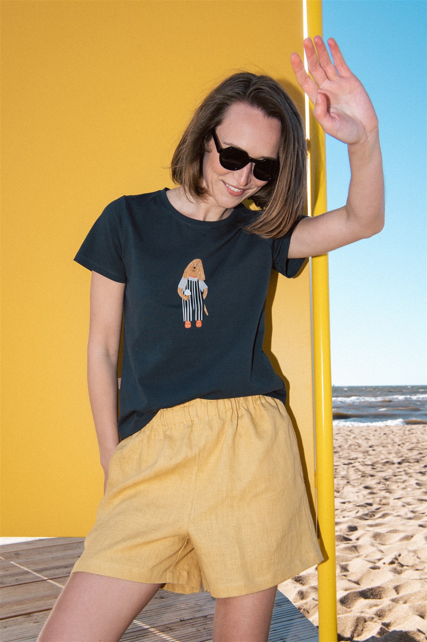 A breathable, organic cotton (GOTS) women t-shirt in dark grey colour is comfortable and stylish. Mini Me and whole family matching T-shirts are available.