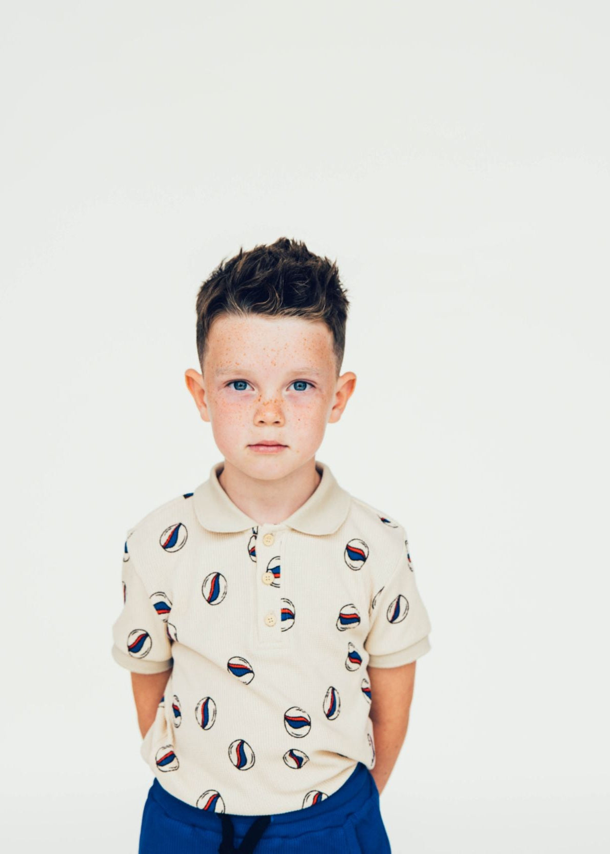 Organic cotton boys polo shirt with a stylish marble print. MiliMilu Lifestyle offers the best sustainable kids and teens clothing online.