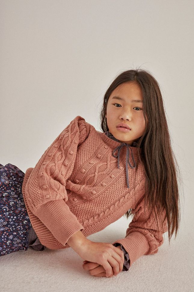 Shop recycled cashmere knitted jumper for girls and tweens in petal (pink colour) online in Hong Kong, Singapore and Tokyo at MiliMilu. Mini Me styles available for Mommy and daughter twinning jumpers are available. The best gifts for kids and babies online for birthdays and Christmas online at MiliMilu.