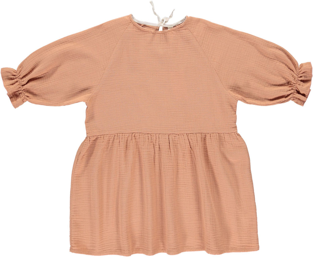 The breathable organic cotton Lilou girl's dress in toast colour has a comfortable loose fit with a lower waistline. The dress is made with 100% organic muslin in Portugal by Liilu. Mini-me dresses are available for Mommy and daughter matching. MiliMilu offers sustainable women's fashion and women's summer dresses.