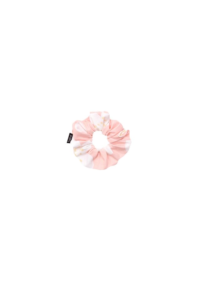 The light and breathable Pink Flower organic cotton scrunchie for girls and women is easy to use and soft to hear, made with love.