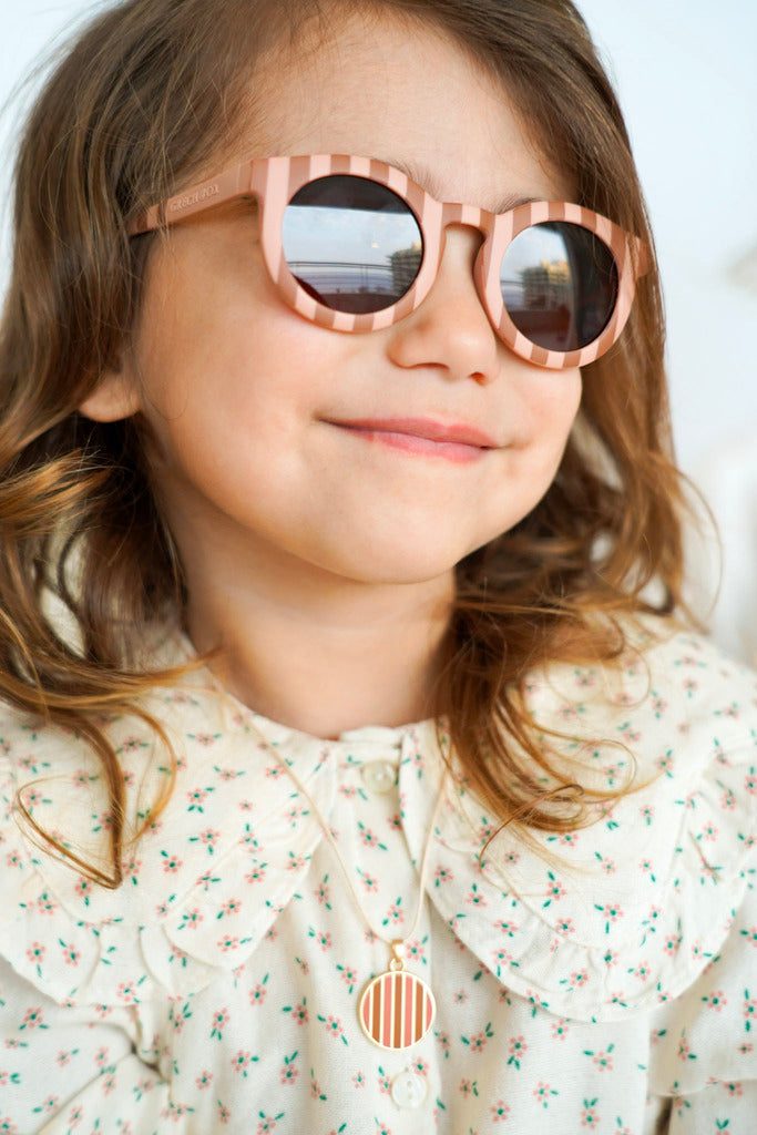 The sustainable kid's sunglasses in pink and red colour by Grech & Co are featured in an eco-friendly/non-toxic break-resistant material. Kids’ sunglasses with polarised lenses and with UV400 protection from the sun. Shop the best sustainable kids' sunglasses online in Hong Kong and Singapore.