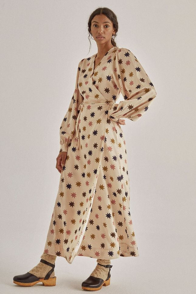 Shop sustainable women's maxi dresses (wrap dresses) with stars online in Hong Kong and Singapore at Milimilu. The maxi dress Daria is a fashionable wrap dress made from recycled polyester with V neck and balloon sleeves by The New Society. The best dress for moms and also a bump-friendly dress as you wrap it as needed.