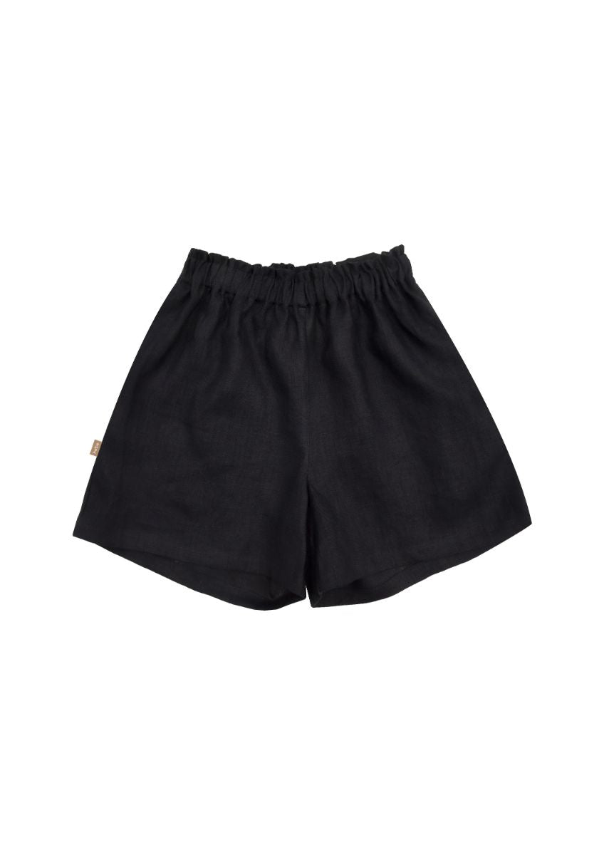 Sustainable black linen women's shorts with pockets from MiliMilu Lifestyle. Make them a staple in your wardrobe today, made from high-quality European linen.